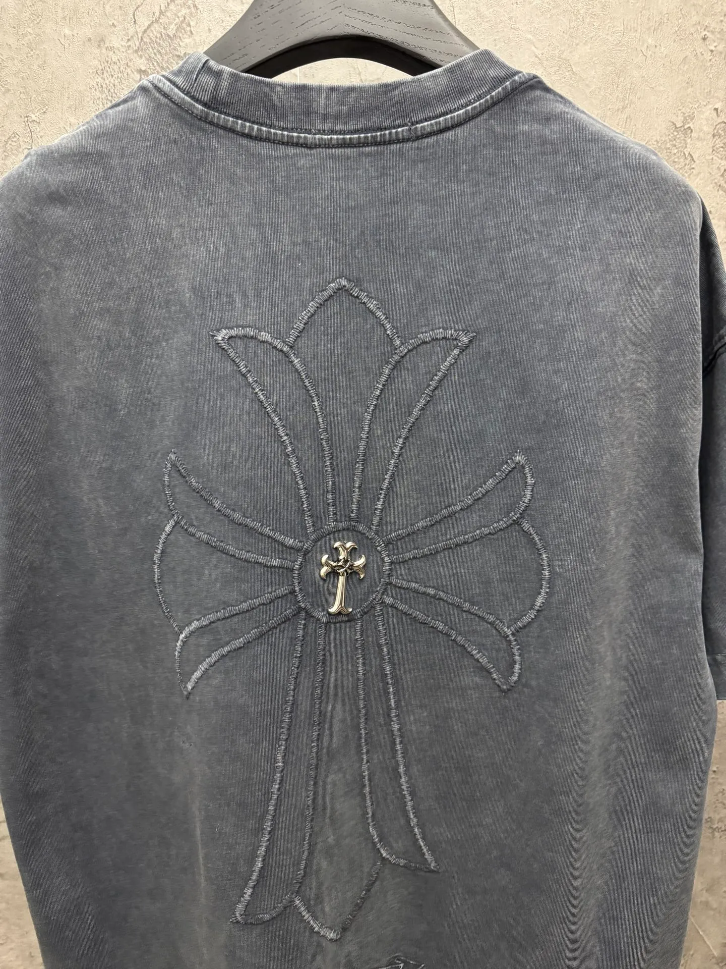 P220 top version, real shot without P, ​​different from market currency) 𝗖𝗵𝗿𝗼𝗺𝗲 𝗛𝗲𝗮𝗿𝘁𝘀/Croxin 2026 Spring New Original Single Counter American Washed 3D Three-dimensional Embroidered Couple Short Sleeves 👑The highest version! Customized fabric 320 grams, washed and fried. Best-selling model at the counter. Very comfortable to wear. Accessories: Original molded and authenticated collar label➕100% silk wash label. Genuine purchase-grade original hangtag➕matching hanging rope➕3D hanging beads➕original packaging bag. Craftsmanship: The original version has consistent wiring! The highest version of the armhole matching technique! Color: Gray Black Size: S M L XL Style No.: 6613